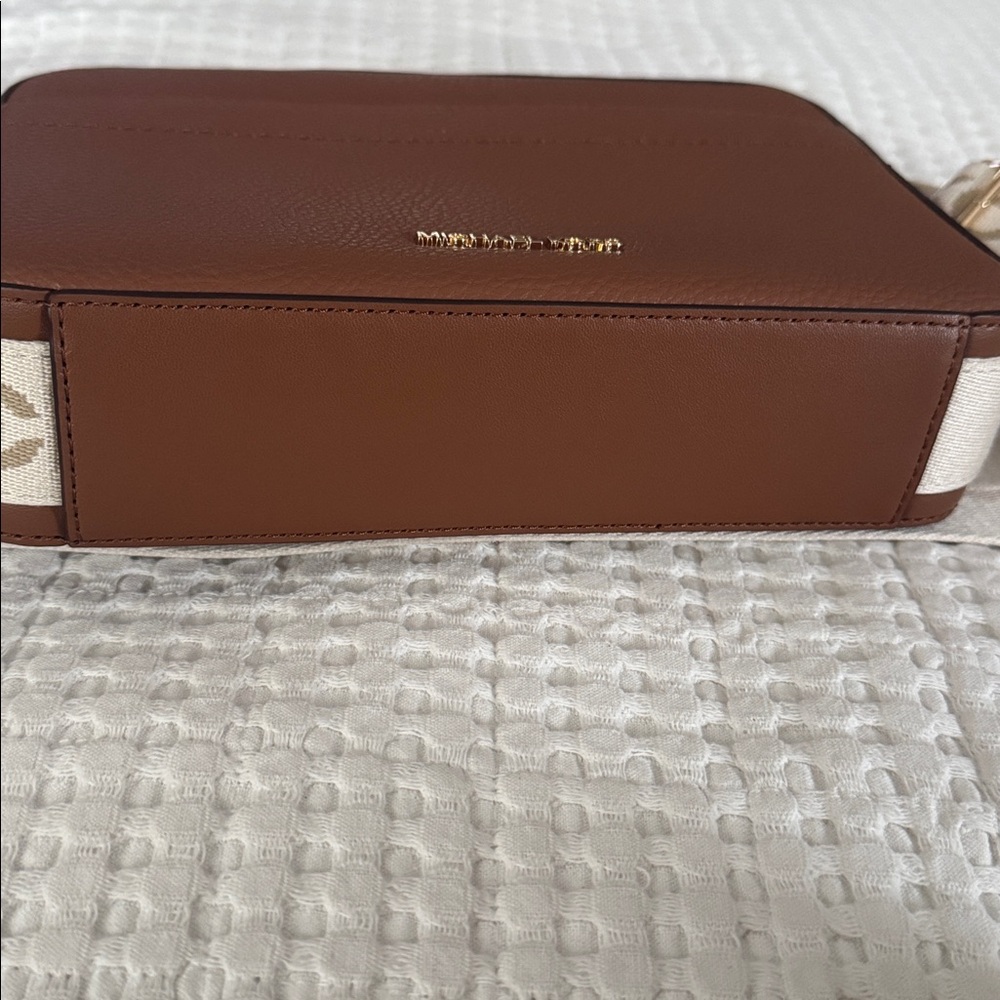 Michael Kors Men's Tan Pebbled Leather Messenger Crossbody - Picture 5 of 5